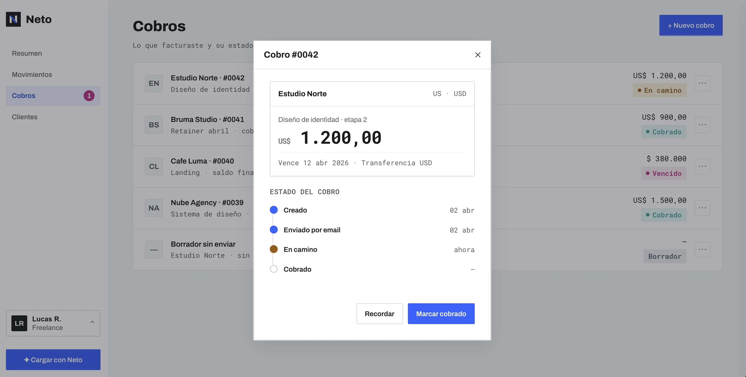 A charge detail with its status timeline: created, sent by email, on the way, and collected.